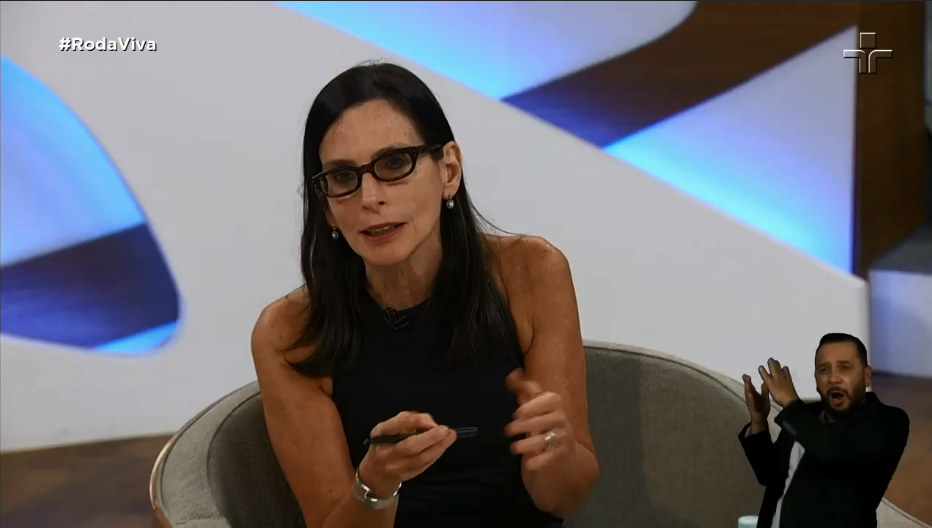 Historiadora analisou proximidade do Brasileiro com autoritarismo, bem como criticou Bolsonaro e Ditadura Militar (Foto: reprodução/Roda Viva)