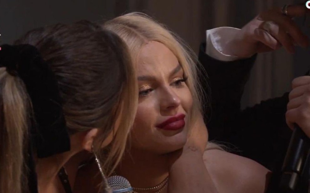 Luísa Sonza chora durante live com comentários de ódio e é amparada por artistas e fãs