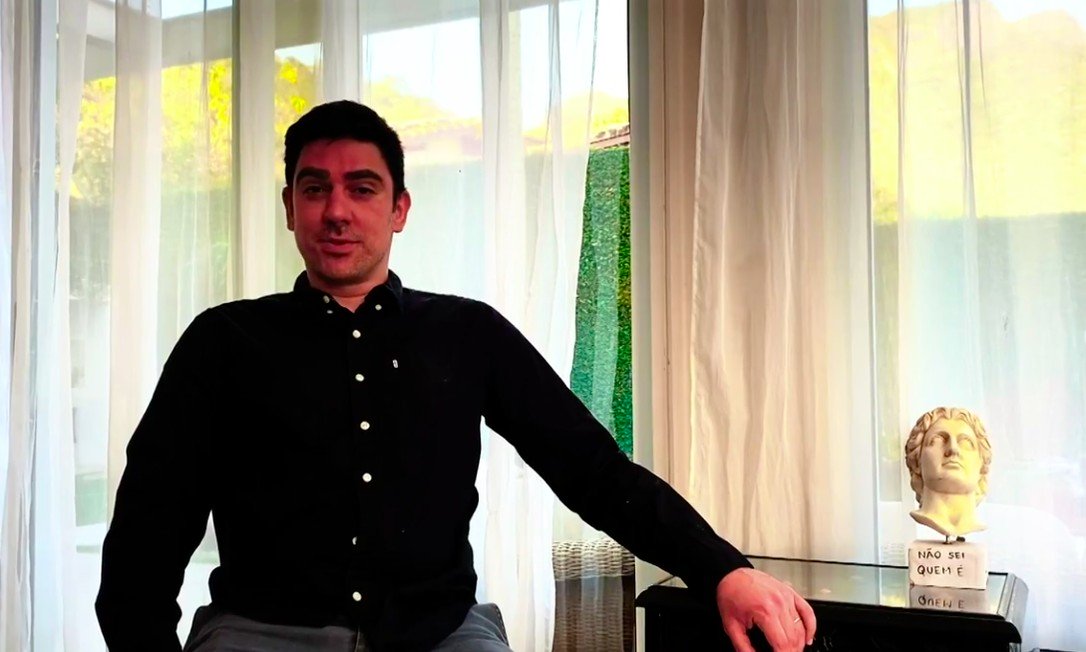 Adnet fez uma paródia do vídeo gravado por Mario Frias Foto: Reprodução