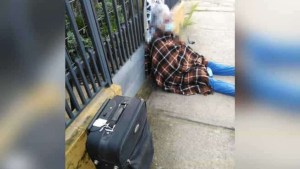 Filha vende casa da mãe de 88 anos e a deixa na rua