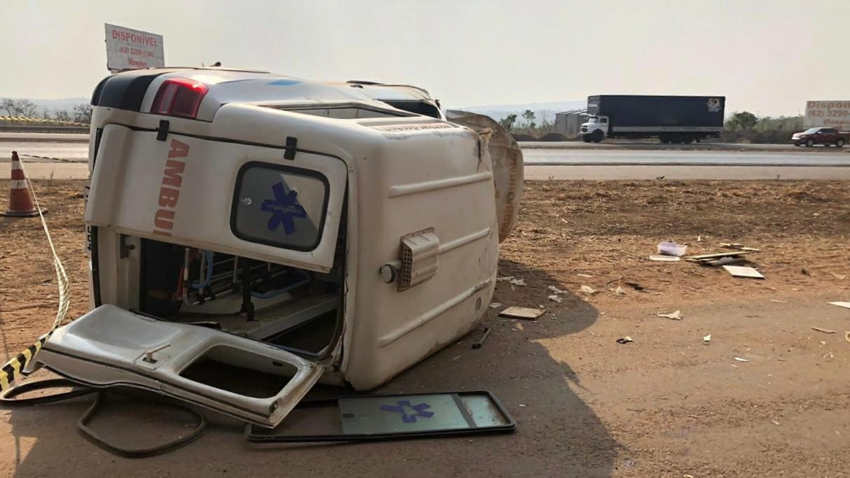 Ambulância da prefeitura municipal de Piracanjuba, Goiás para Goiânia, capota em BR-153 (Foto: Reprodução PRF)