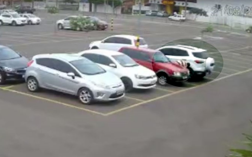 Imagens de câmeras de segurança flagraram um homem de 41 anos esvaziando pneus de carro para oferecer ajuda e cobrar conserto. (Foto: reprodução/TV Anhanguera)