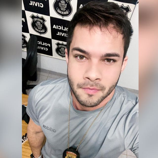A Justiça de Goiás determinou o afastamento do delegado Rafhael Neris Barboza por suspeita de desvio de objetos apreendidos pela Polícia. (Foto: reprodução/redes sociais)