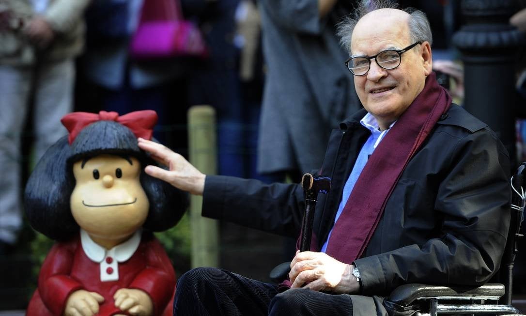 Quino brinca com uma estátua de sua maior cria, Mafalda, antes da cerimônia do Príncipe das Astúrias, em 2014 Foto: MIGUEL RIOPA / AFP