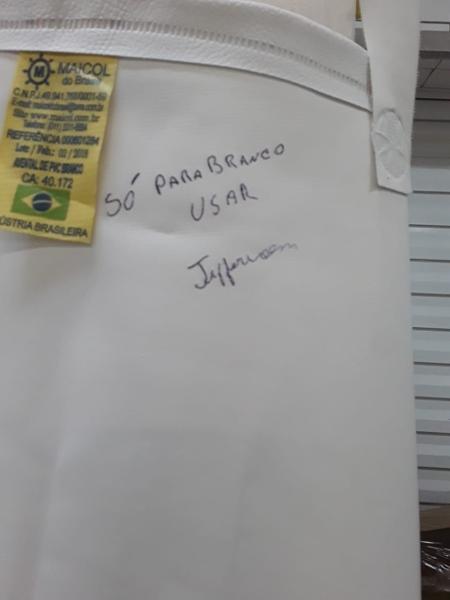 Uma mulher negra, que trabalhava como auxiliar de cozinha no hipermercado Atacadão, foi demitida após denunciar racismo no local. (Foto: arquivo pessoal)