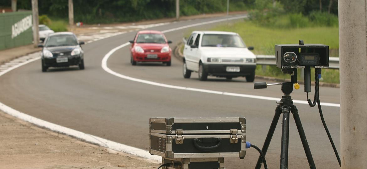 Em resolução publicada hoje, o Contran proibiu a utilização de radar oculto e radar móvel nas rodovias brasileiras (Foto: FolhaPress)