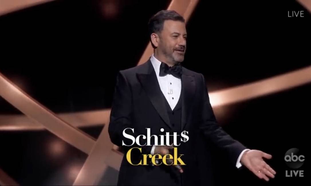 'Schitt's Creek': série precisou ser 'legendada' toda vez que era citada por Jimmy Kimmel para não ser confundida com palavrão Foto: Reprodução
