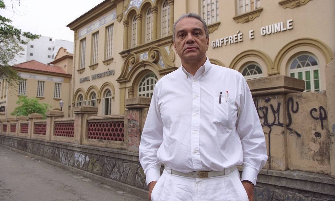 Carlos Alberto Morais de Sá, um dos maiores especialistas em Aids do mundo, morreu neste domingo (Foto: Marcelo Sayão/26.10.1999)