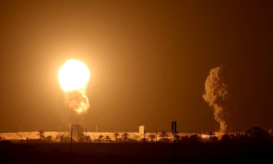 Ataque aéreo provoca explosões e fumaça na Faixa de Gaza (Foto: IBRAHEEM ABU MUSTAFA / REUTERS)