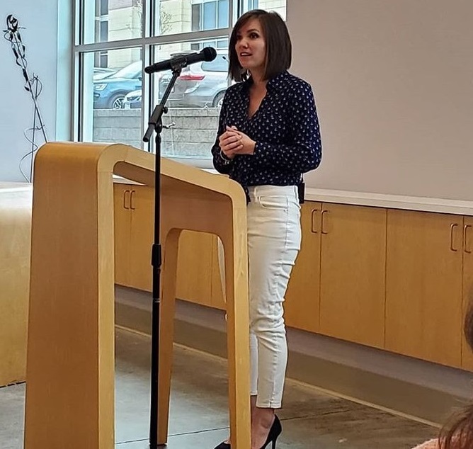 Pastora deixa igreja para ganhar US$ 100 mil como atração em site adulto