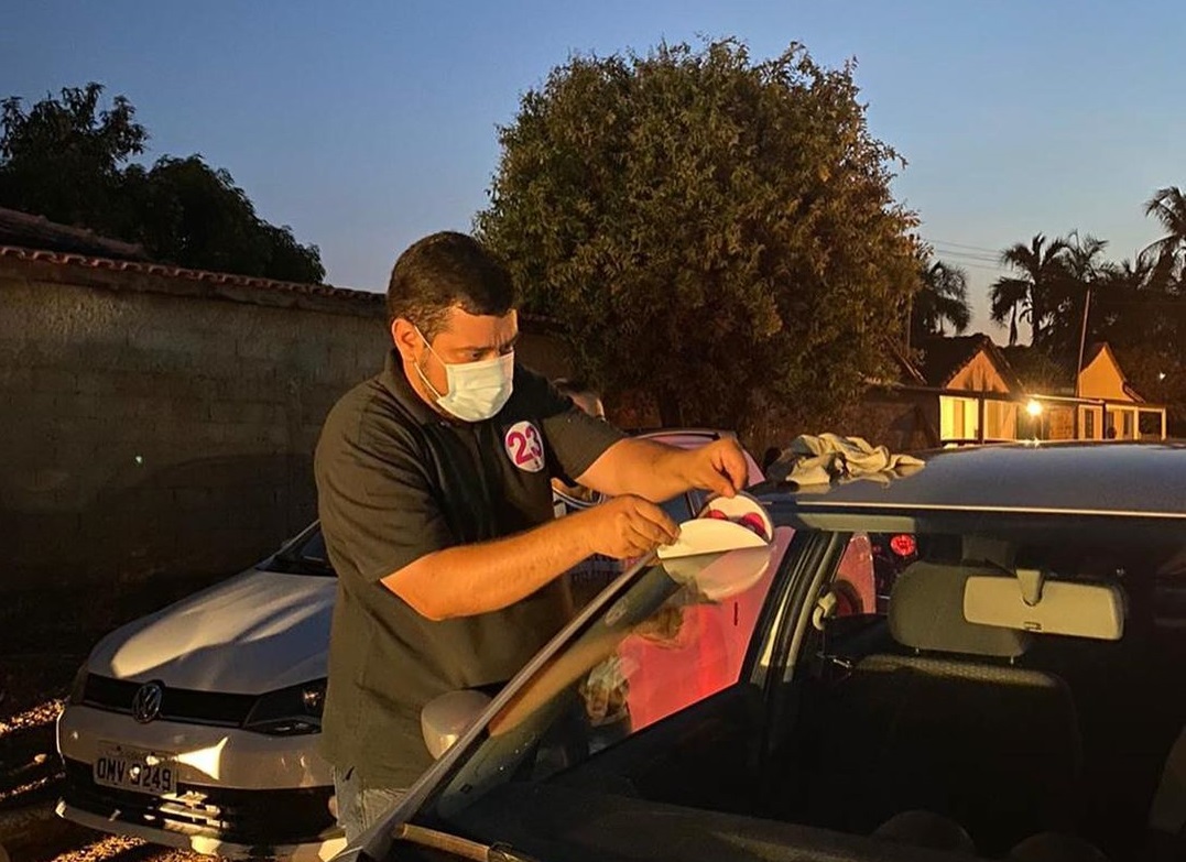 Justiça manda candidatos a prefeito e vice de Fazenda Nova retirarem adesivos de veículos