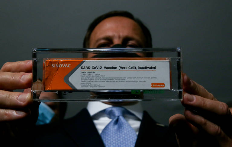 Anvisa e Butantan trocam críticas sobre suspensão de estudo da Coronavac