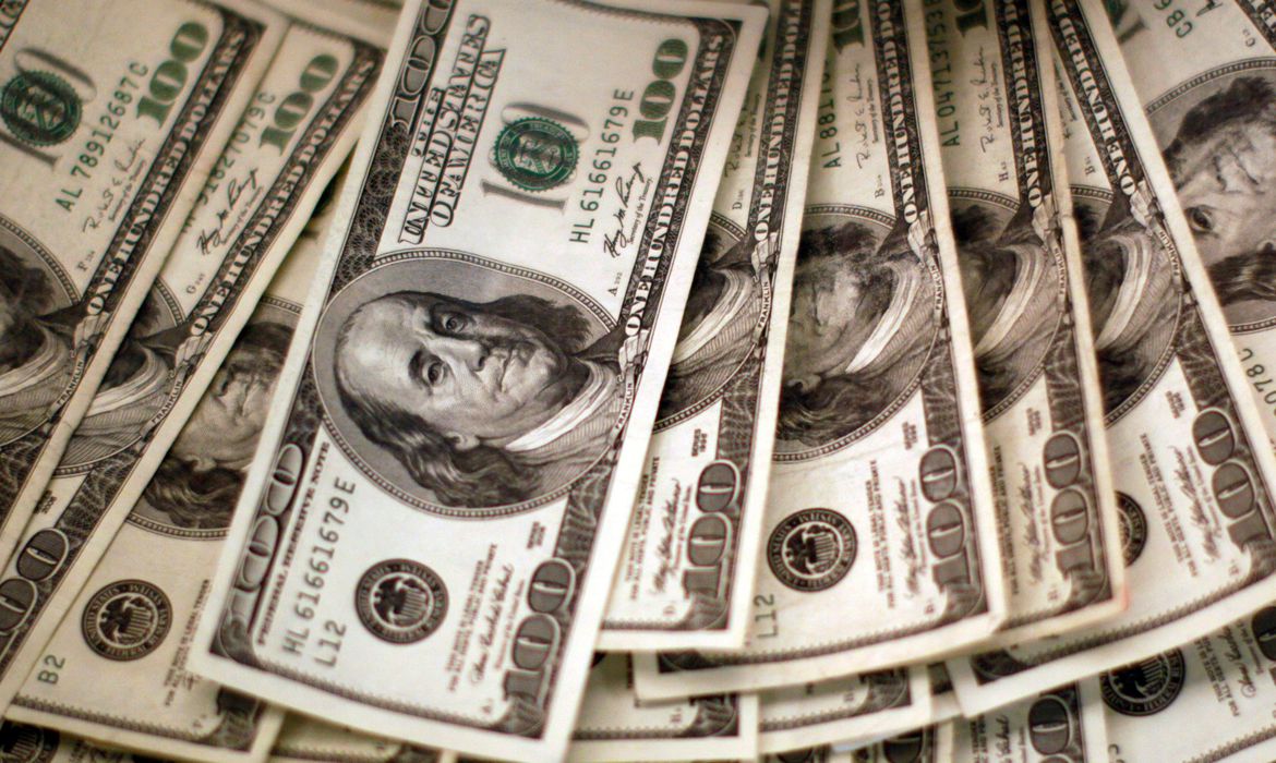 O início da vacinação em diversos países fez o dólar ter nova queda e voltar para níveis inferiores a R$ 5,10. (Foto: Reuters)