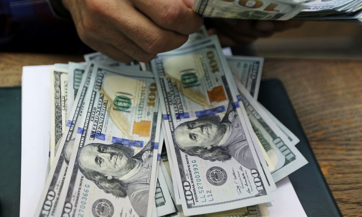 Em um dia de oscilações no mercado financeiro, o dólar fechou praticamente estável, mas encerrou a semana perto de R$ 5,50 (Foto: Reuters)