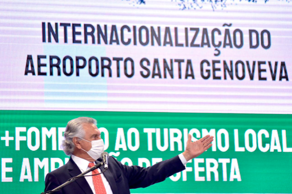 Governador Ronaldo Caiado (DEM) na apresentação da nova sala de embarque do Santa Genoveva