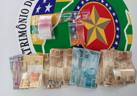 Drogas e dinheiro apreendidos (Foto: Polícia Militar)