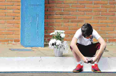 Colega dos garotos assassinados na sala da oitava série do Colégio Goyases (Foto: Benedito Braga)