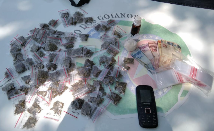 Drogas, saqunihos e dinheiro em espécie apreendidos com a suspeita em Senador Canedo (Foto: Polícia Militar)