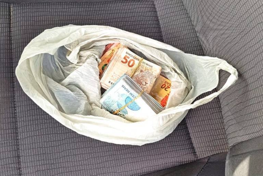 Candidato a vereador no interior de Sergipe é flagrado por policiais militares com R$ 15 mil escondidos na cueca - Divulgação/PM-SE