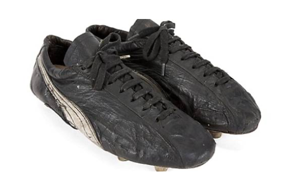 Par de chuteiras usado por Pelé em 1970 (Foto: Shutterstock)