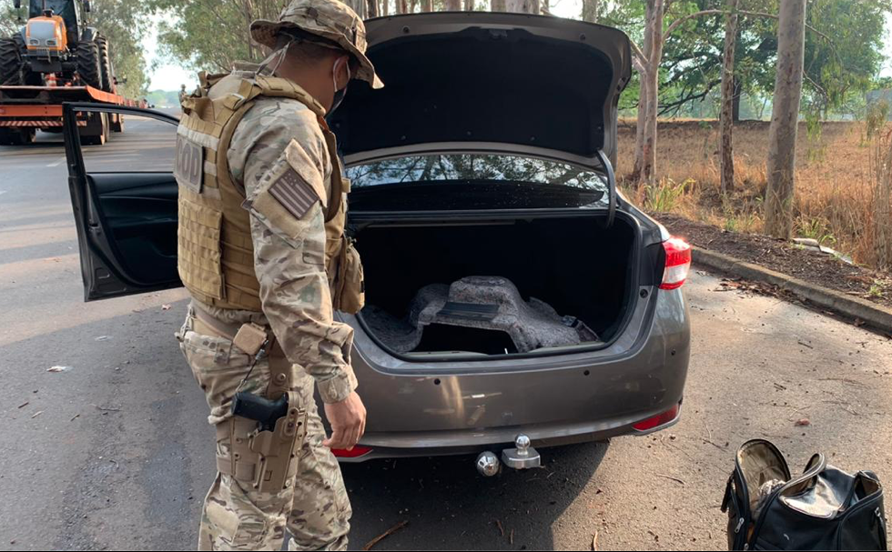 Busca da polícia encontrou maconha no carro da suspeita (Foto: Polícia Militar)