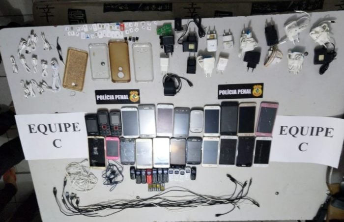 Servidores da Unidade Prisional Regional (UPR) de Senador Canedo interceptaram, neste sábado (3), a entrada de 35 celulares no local. (Foto: divulgação/DGAP)