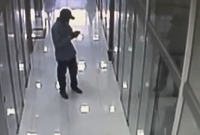 Imagens do executor do crime em loja da rua 44