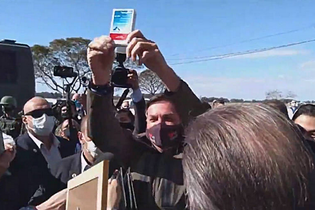 Bolsonaro mostra caixa de cloroquina para apoiadores em Bagé (Foto: Reprodução Patrick Correa / RBS TV)