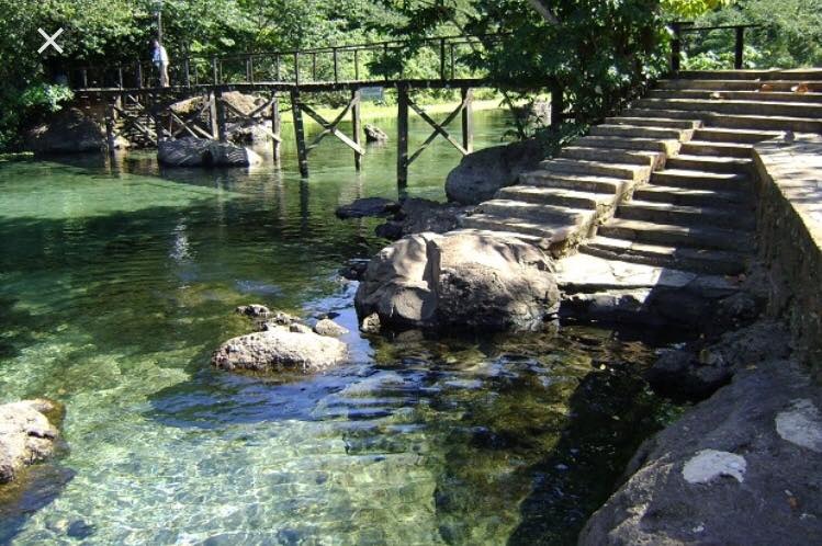 Após seis meses interditada devido a pandemia, o município goiano de Lagoa Santa voltará, nesta sexta-feira (2), a receber turistas na cidade. O lugar estava fechado para visitas desde o primeiro decreto estadual, no dia 13 de março.  De acordo com Luciano Borges, Secretário Municipal de Saúde, nenhum óbito, causado pela doença, foi registrado até esta quinta-feira (1).  Conforme o decreto N° 1119/2020, além do turismo, será permitida a reabertura de restaurantes, cafeterias, bares e similares, bem como hotéis, pousadas, pensões, clubes e parques aquáticos, desde que adotem as Normas Sanitárias para o enfrentamento da Covid-19 em Lagoa Santa. Entre as regras do decreto, consta o uso obrigatório de máscara para circular e entrar nos estabelecimentos comerciais do município, aferição da temperatura, distanciamento social de 1,5 entre as pessoas, bem como os estabelecimentos devem ter álcool 70% disponível, em lugares estratégicos, para o uso dos clientes. Segundo o balanço diário desta quarta-feira (30), no total 17 casos foram confirmados, há 13 casos suspeitos, 4o estão sendo monitorados e 96 foram descartados.