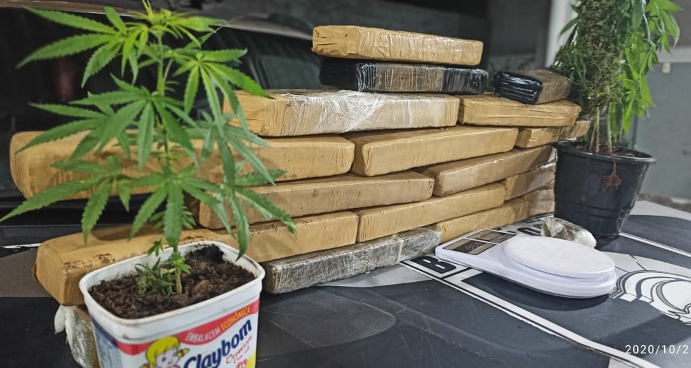 Três pessoas são presas com maconha, cocaína e balanças de precisão