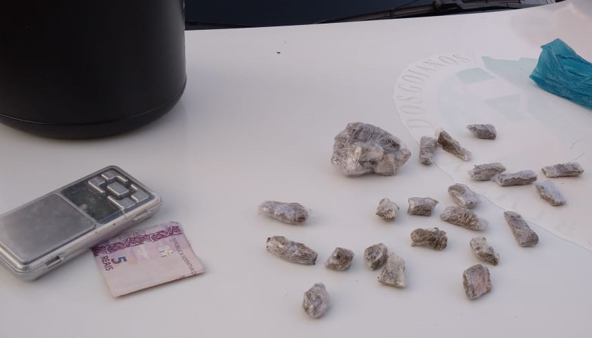 Suspeito de furto tenta fugir da PM, quebra telhado de casa, cai e é preso