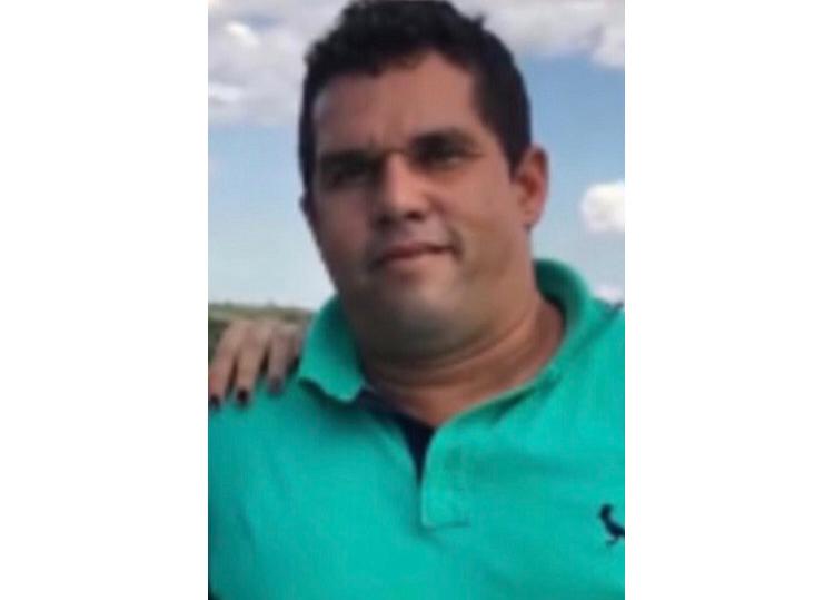 Homem encomenda coroa de flores antes de tentar matar a namorada