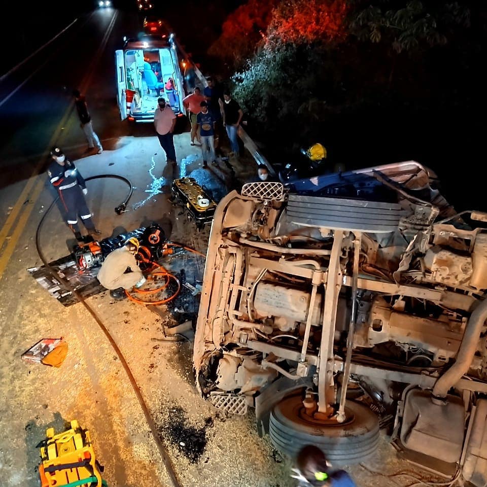 Um motorista que não teve o nome divulgado ficou preso às ferragens após caminhão com soja capotar em Anápolis. (Foto: divulgação/Corpo de Bombeiros)