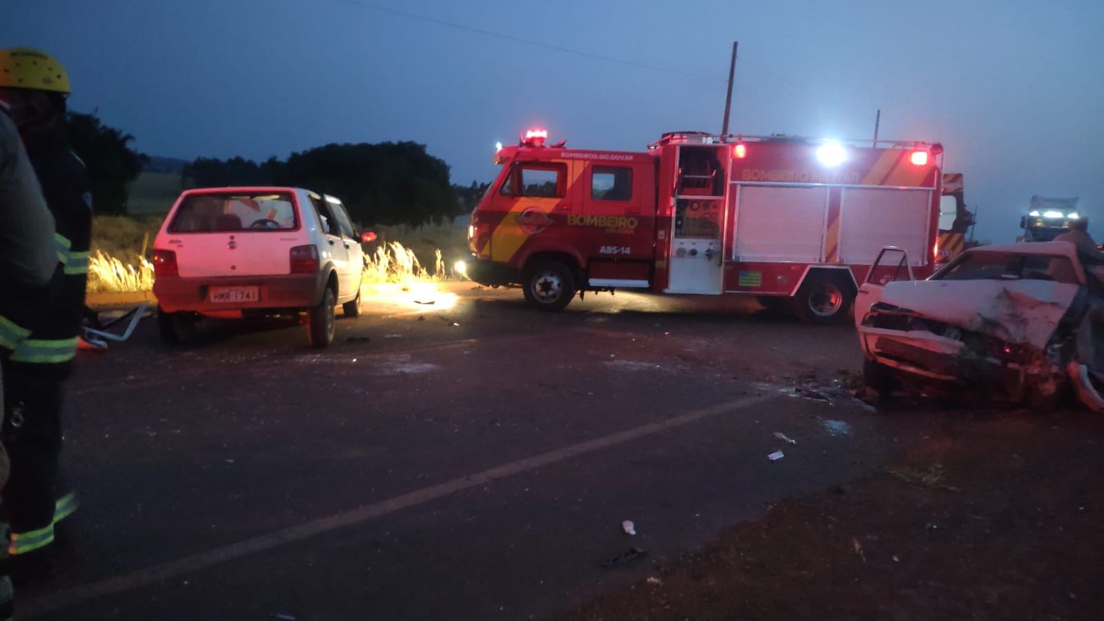 Acidente entre Uno e Gol em Serranópolis deixa três mortos e um ferido (Foto: BMGO/ Divulgação)