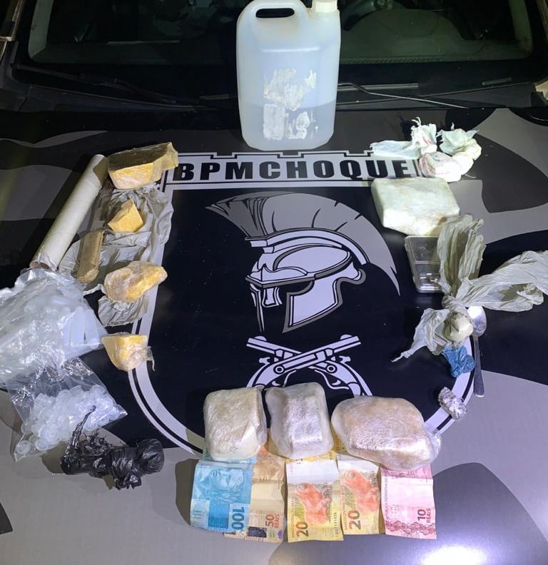 Drogas apreendidas pela Polícia Militar no Jardim Novo Mundo, em Goiânia (Foto: PM/ Divulgação)