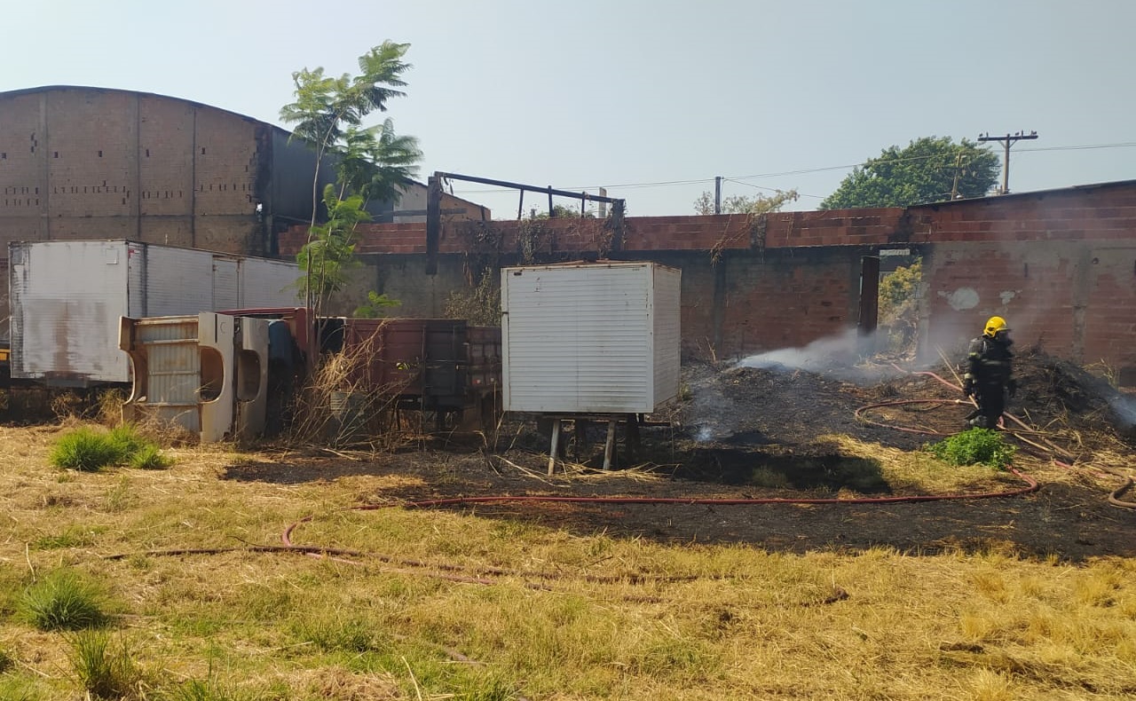 Incêndio que começou em lote baldio atinge fábrica em Anápolis