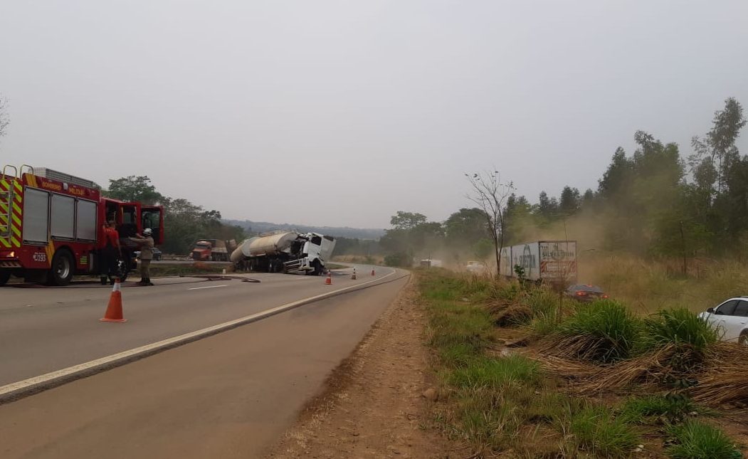 O congestionamento na BR-060, na região de Abadia de Goiás, já dura mais de 10h, por causa de acidente entre dois caminhões. (Foto: PRF)