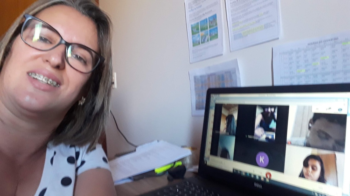 Cláudia Dias, em uma aula online com seus alunos | Foto: Arquivo pessoal