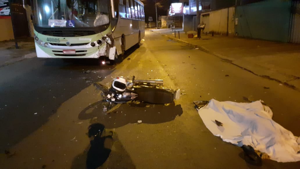 Motociclista colide de frente com ônibus e morre em Goiânia