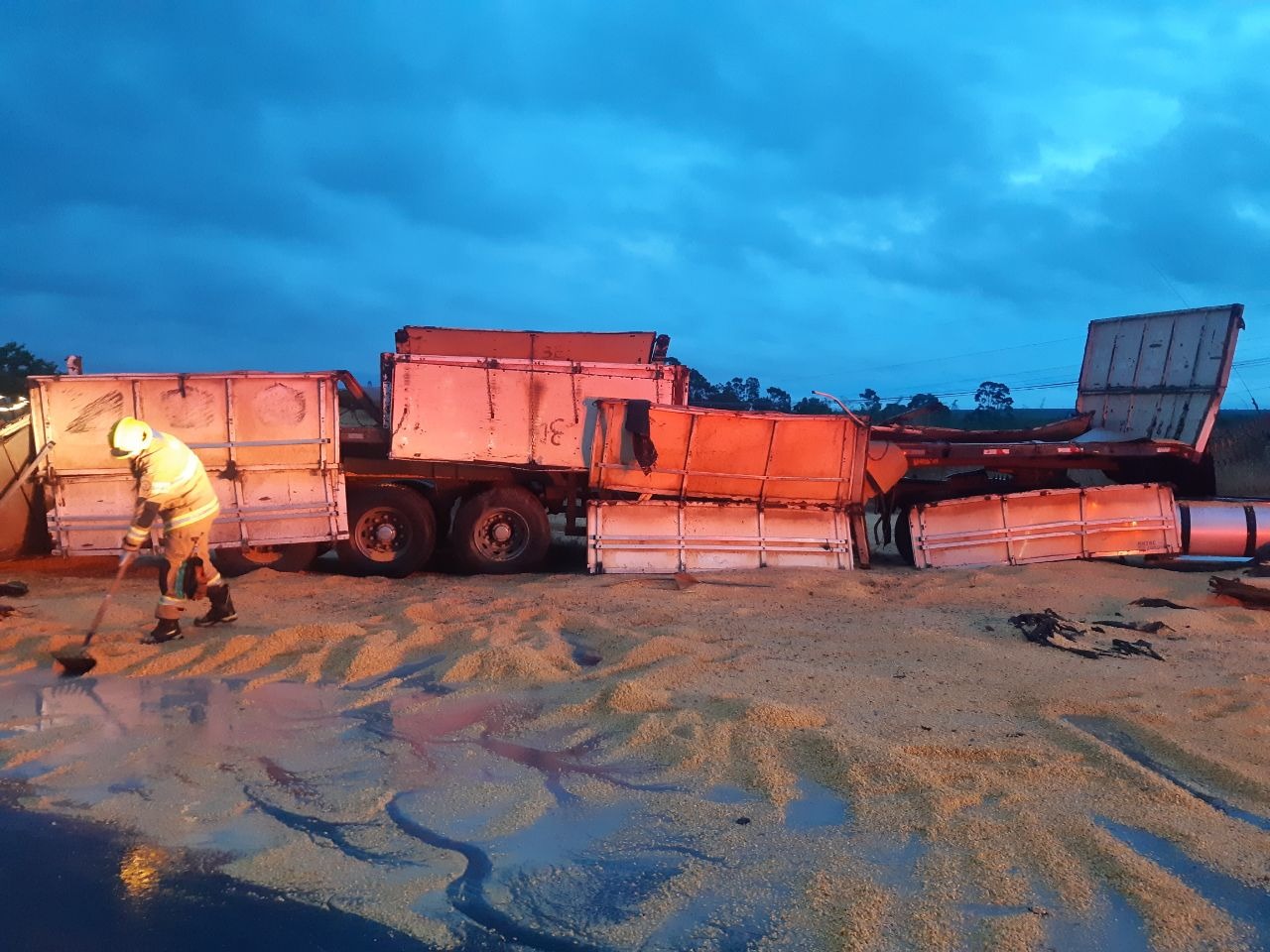 Trecho da BR-020 fica interditado após acidente