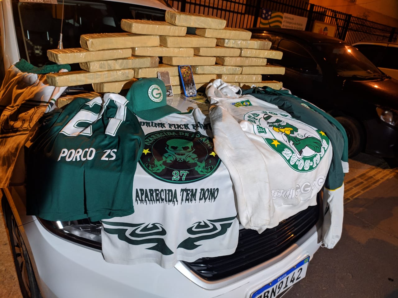 Um homem suspeito de envolvimento em briga de torcidas do Goiás e Vila Nova foi preso por tráfico de drogas, em Aparecida de Goiânia. (Foto: divulgação/PM)