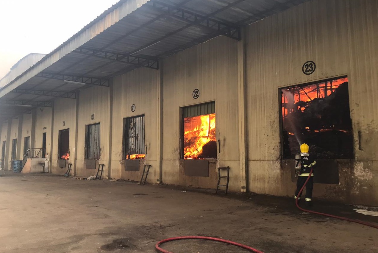 Estrutura de atacadista em Anápolis está comprometida após incêndio; vídeos