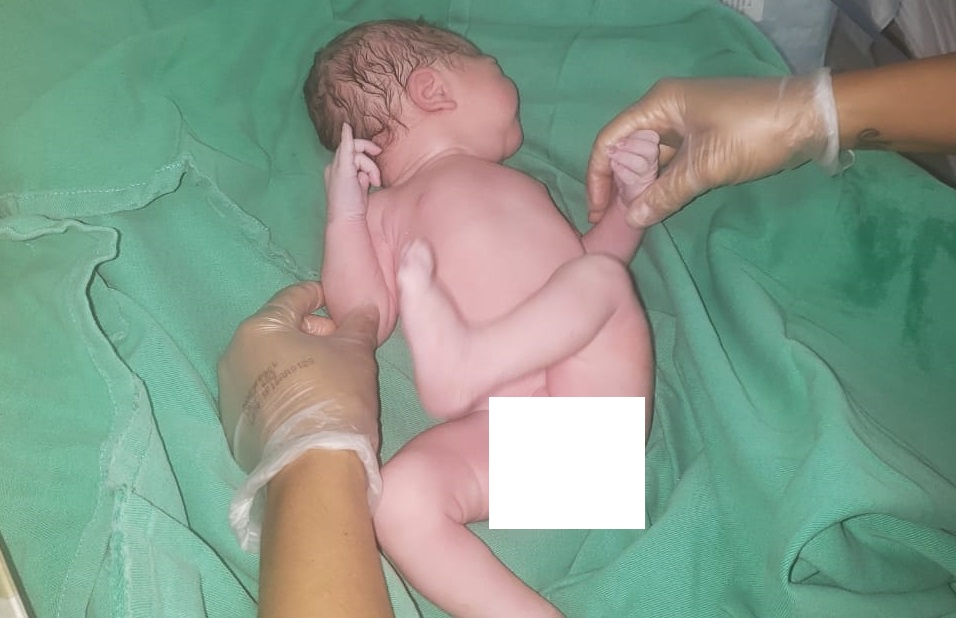 Policiais auxiliam em parto dentro de veículo na Avenida T-9; vídeo