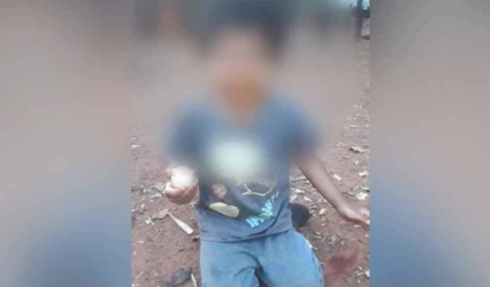 Pai obriga filho a comer ovo cru que deixou cair no chão; vídeo