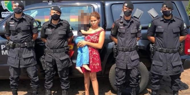 Polícia encontra menina de três anos perdida e a devolve para a mãe