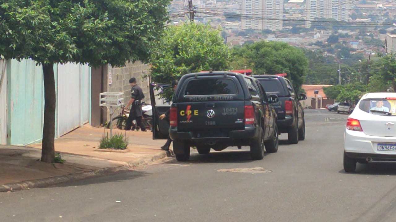 Três homens de 18, 19 e 22 anos (co-autor) foram presos suspeitos de roubar um supermercado, no Setor Vila Olinda, em Rio Verde. (Foto: divulgação/PM)