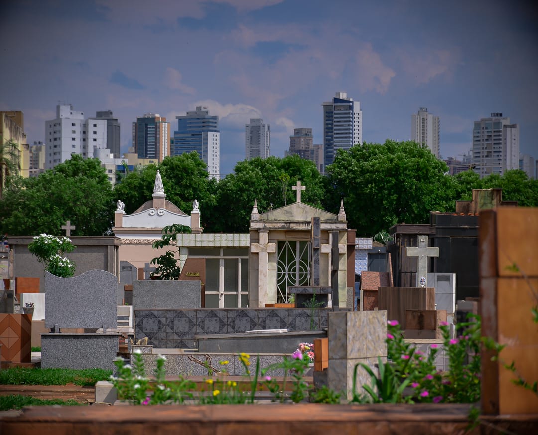 Os advogados Marcus Aprígio Chaves e Frank Alessandro Carvalho de Assis mortos em escritório de Goiânia foram sepultados nesta quinta-feira. (Foto ilustrativa do cemitério Santana: Jucimar de Sousa/Mais Goiás)