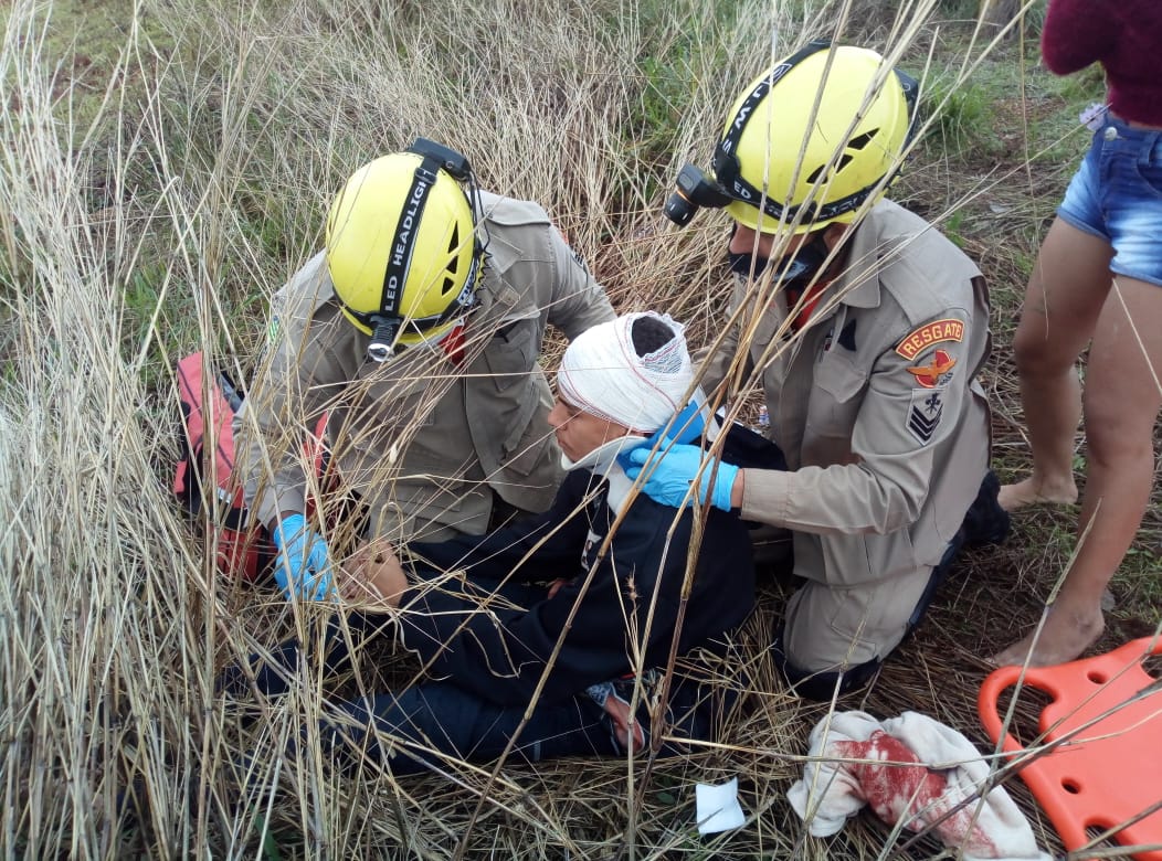 Caminhão e carro colidem no trevo da GO-330 com GO-213, perto de Ipameri