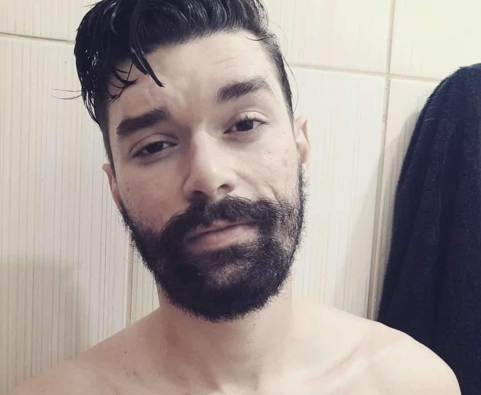 Um motociclista identificado como Fernando Silva, de 25 anos, morreu depois de colidir frontalmente contra um caminhão. (Foto: reprodução/redes sociais)