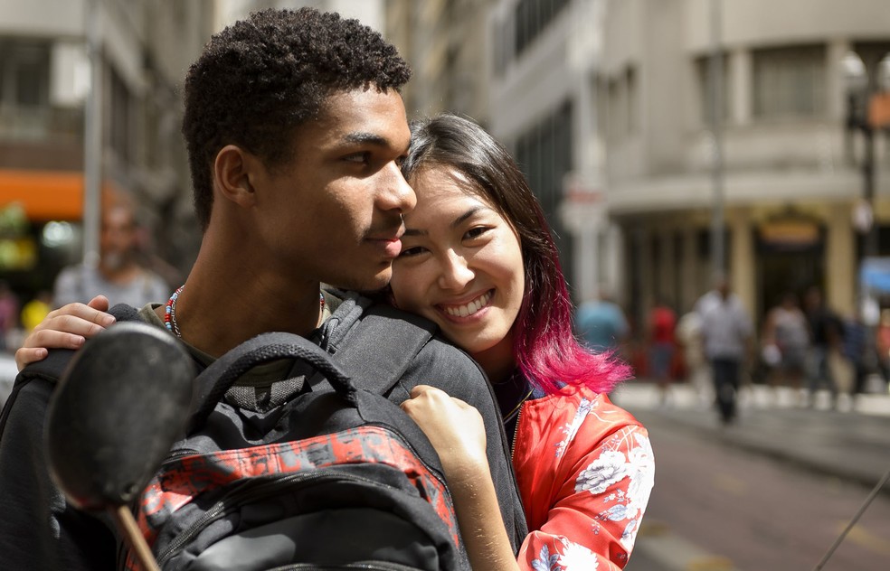 Anderson (Juan Paiva) e Tina (Ana Hikari) planejam fuga — (Foto: Globo / Ramón Vasconcelos)